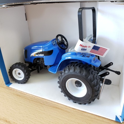 Scale Models New Holland TC33DA Boomer Tractor Collector Edition Diecast 1:16 - Picture 6 of 10