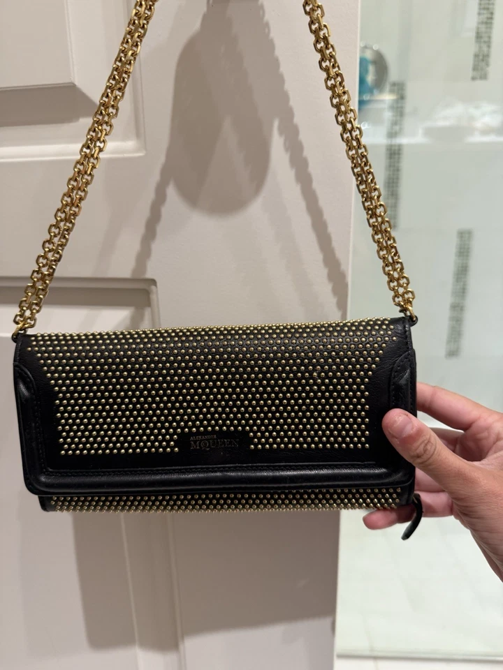 Cartera/cartera Alexander Mqueen de piel de becerro con tachuelas con cadena negra Foto 3 de 4