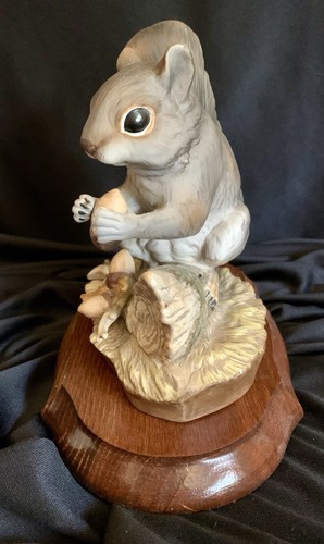 Figura de porcelana obra maestra de ardilla y bellota 1982 de colección de HOMCO con base de madera - Imagen 2 de 5