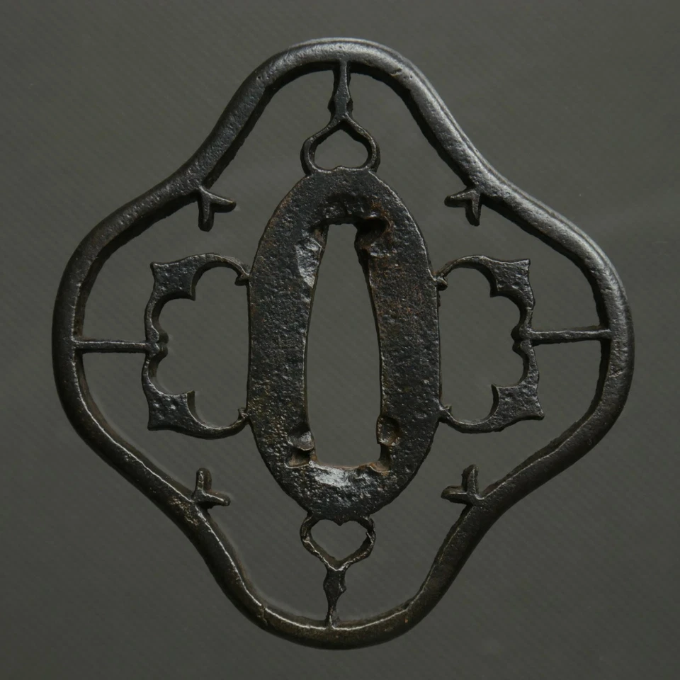 Yotsu-mokkō, ji-sukashi: inome on axis, ryō-hitsu mukaiai-myōga (Owari) T745392 - Image 3 of 4