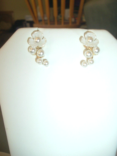 WHITE Resin FLOWERS PEARLS GOLD STUD Betsey Johnson Pierced EARRINGS - Picture 5 of 8