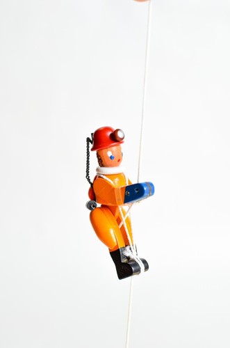 Holzspielzeug Kletterfigur Höhlenforscher Höhe=6,5 (Kletterseil ca 45 cm)cm NEU - Picture 2 of 3