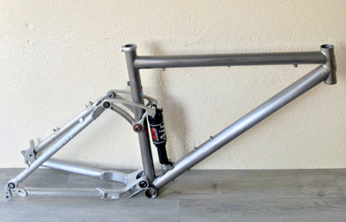 MOOTS TITANIUM MOUNTAIN FRAME 2.8 KGS. 19 INCH SUSPENSION 1 1/8 HEAD TUBE 26'ER - Picture 2 of 22