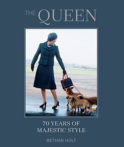 The Queen: 70 years of Majestic Style By Bethan Holt - Foto 1 di 1