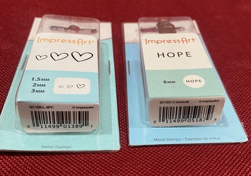 2 LOTTO FRANCOBOLLI IMPRESSART CUORI CONFEZIONE DA 3 SPERANZE NUOVO METALLO MARTELLO IMPRESS ART GIOIELLI - Foto 2 di 2