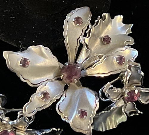 Vintage Bugbee Niles BN Silver Tone Rhinestone Orchid Brooch Earrings Riveted - Picture 2 of 9