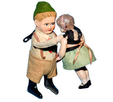alte Schuco Tanzfigur, Tanzpaar, bay.Seppl mit Kind, mit Schlüßel & Funktion 483