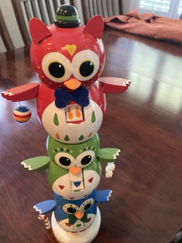 Christmas Totem Pole Of 3 Owls/Each Holding An Ornament - Picture 6 of 9