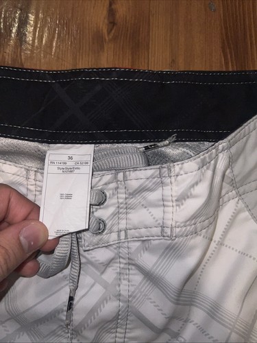 Costume da bagno vintage Y2K Quiksilver nero rosso tavola astratta pantaloncini 36W - Foto 4 di 5
