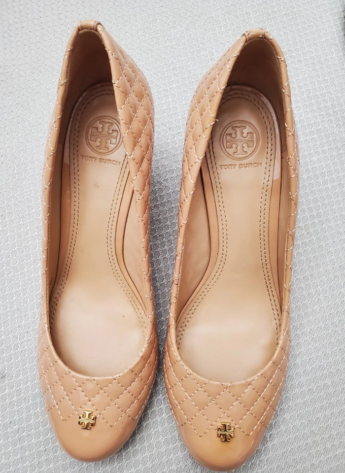 Tory Burch Quilted Nude Leather Wedge Heels Gold Logo Classic Style Women's 9M - Image 2 of 4
