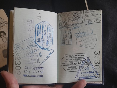 Four passports issued in Uruguay and Argentina  - Bild 9 von 12