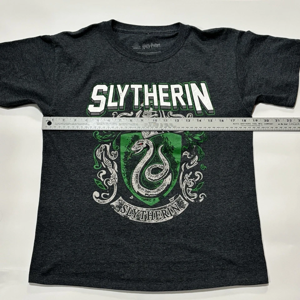 Camiseta Harry Potter Wizarding World Hogwarts Sonserina Crest cinza verde grande - Imagem 4 de 4