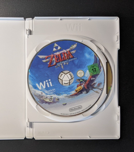 ZELDA SKYWARD SWORD LIMITED EDITION WII GAME + RARE CLUB NINTENDO GOLD NUNCHUCK - Picture 4 of 16