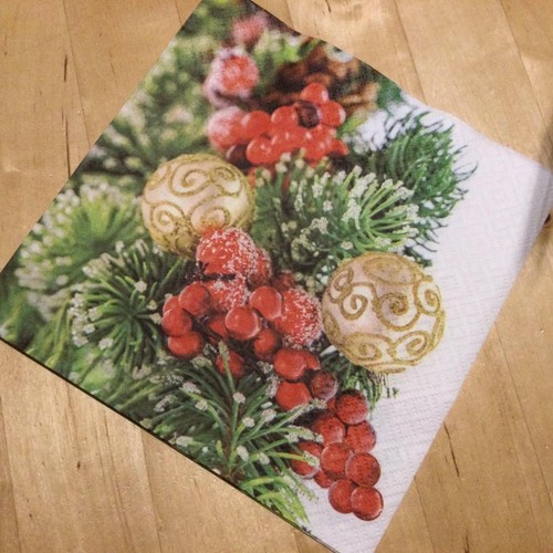 XMAS PAPER NAPKINS / SERVIETTES PK20 BERRIES PINE BAUBLES MADE IN EUROPE3PLY - Picture 2 of 3