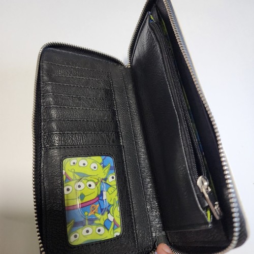 Loungefly Disney Pixar Toy Story Buzz Lightyear Geldbörse mit Reißverschluss und Alien-Druck  - Bild 2 von 7