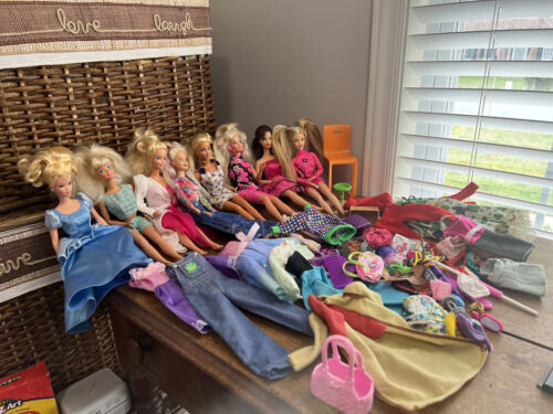 Lotto Bambole Barbie Vintage - 8 bambole, accessori, abbigliamento anni 80-90 - Foto 2 di 14