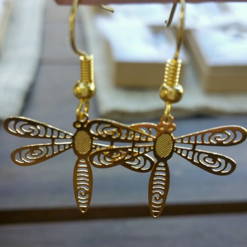 Libelle filigran Charm Ohrringe, Gold oder Silber Farbe, handgefertigt, leicht - Bild 4 von 6