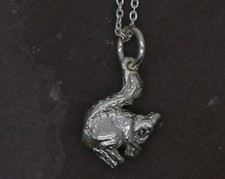 Colgante de ardilla salvaje de plata de ley y collar de plata hecho en Gran Bretaña