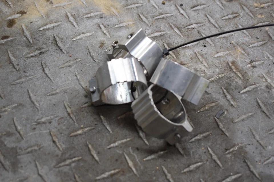 635 SOPORTES PARABRISAS CUATRO HORQUILLAS 01 HONDA SHADOW SPIRIT 1100 VT VT1100 C ENVÍO GRATUITO Foto 2 de 4