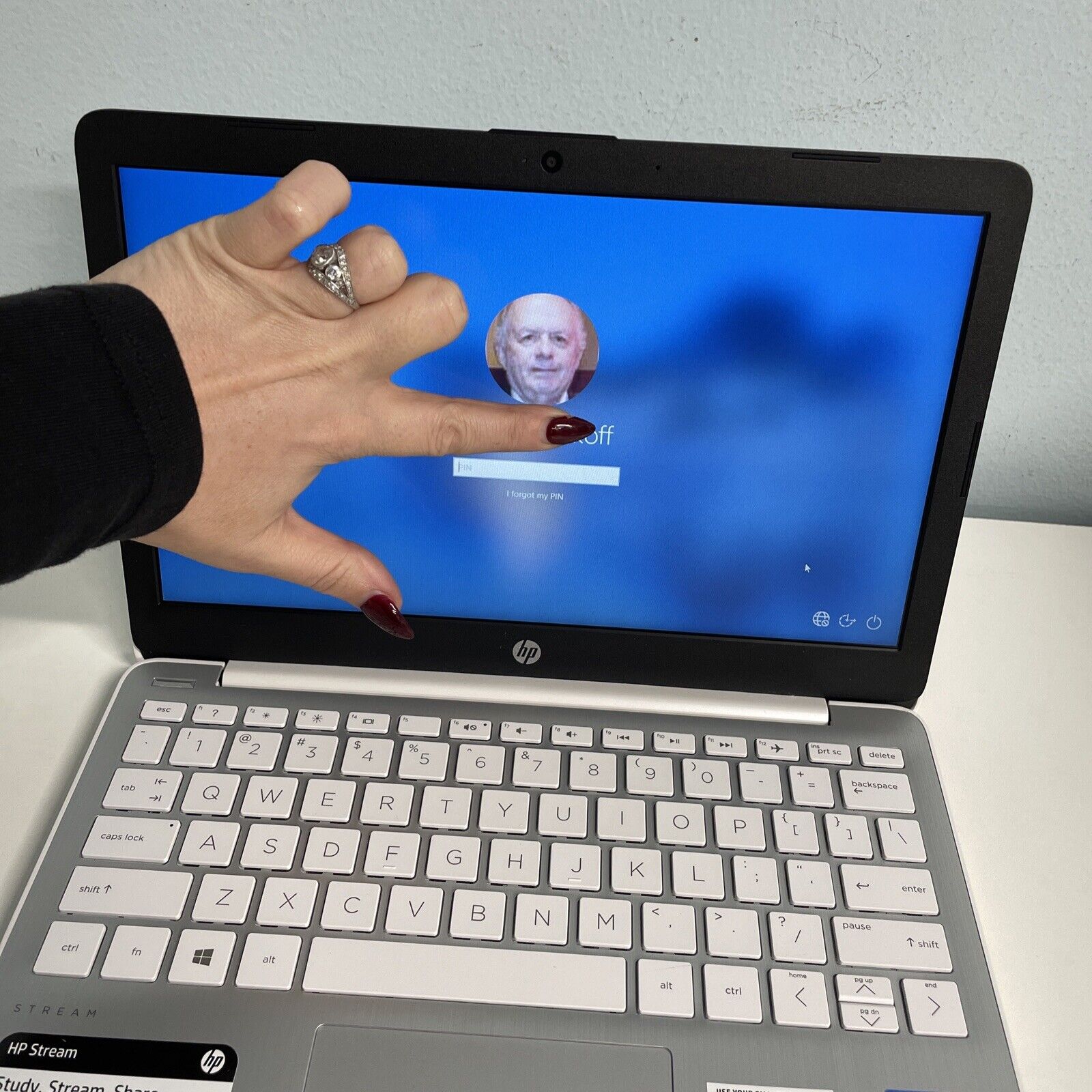 HP Stream 11.6" HD Laptop Intel Celeron N4000 4 GB RAM 64 GB eMMC (LOCKED/RETURN - Picture 2 of 12