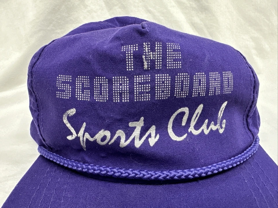 Sombrero púrpura vintage años 80 90 Yupoong The Scoreboard Sports Club SnapBack Foto 2 de 4