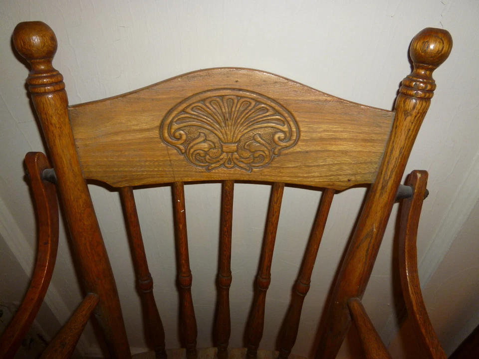 Antigua trona victoriana de roble dorado con respaldo a presión para bebé Foto 2 de 4