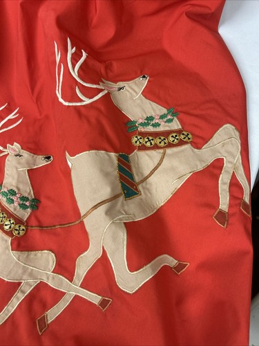 Vintage Santa Embroidered Christmas Tree Skirt - Picture 5 of 10