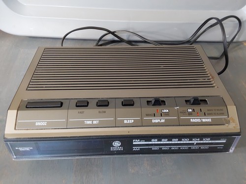 General Electric Alarm Clock AM FM Radio Snooze 7-4642C Blue Light Works Great - Picture 5 of 9