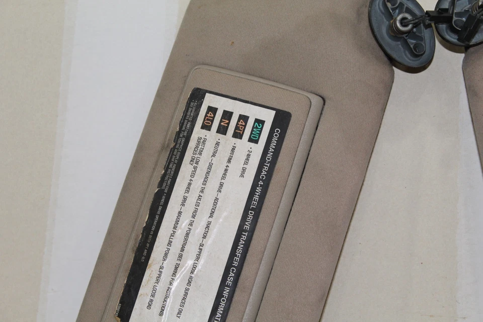 Оригинальный комплект солнцезащитных козырьков для левого и правого водителя и пассажира Jeep Grand Cherokee 1993-1998 годов выпуска - Изображение 2 из 4