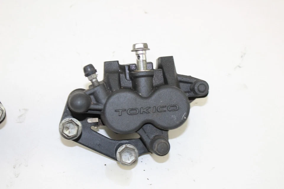 04-11 Juego de pinzas de freno delanteras Suzuki DL650 Vstrom 650 Foto 3 de 4