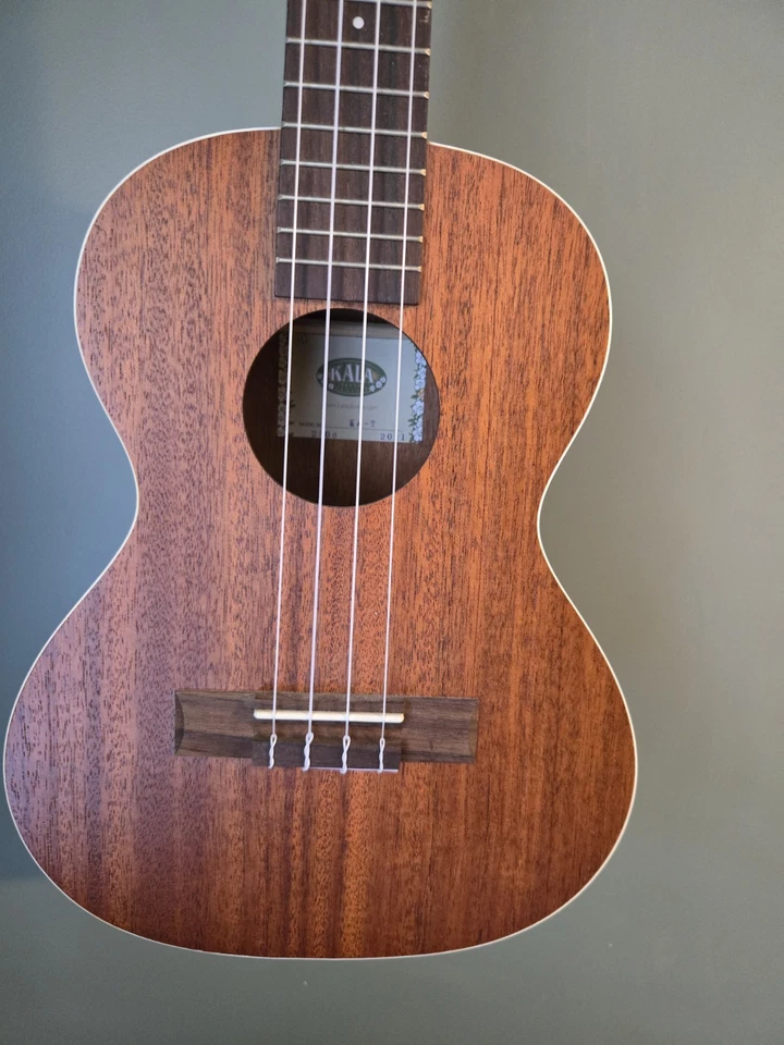 Ukelele tenor Kala KA-T - Caoba - Excelente estado con sintonizador digital Foto 4 de 4