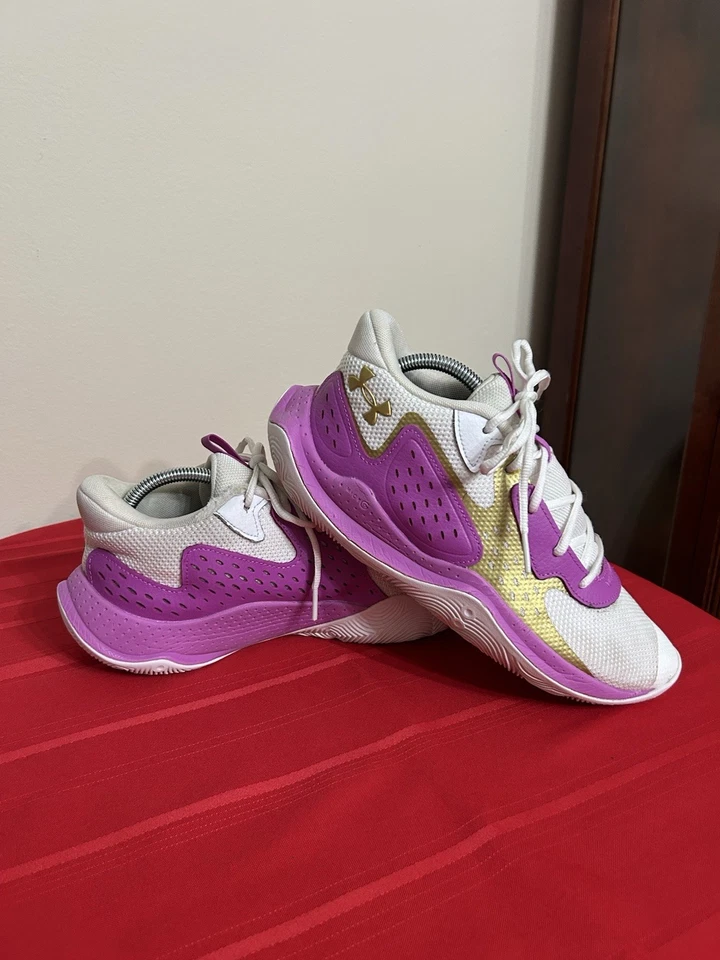 Zapato de baloncesto Under Armour Jet '23 blanco metálico/magenta vivo talla M 8,5 W 10 Foto 2 de 4