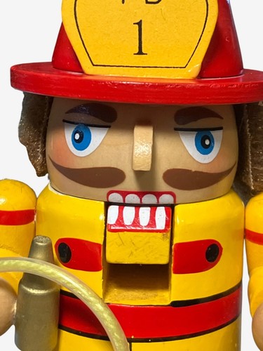 Feuerwehrmann Nussknacker aus Holz mit Schlauch Feuerlöscher und Spielzeug Feuerwehrauto - Bild 2 von 10