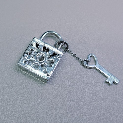 Funkelndes Pave CZ Vorhängeschloss Schloss und Schlüssel Anhänger - Silberfarben Herz Schlüssel Charm - Bild 3 von 3