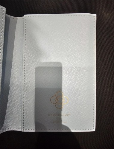 Louis Vuitton Monogram 2025 Christmas Animation Passport Cover Azur Frost - Picture 3 of 6