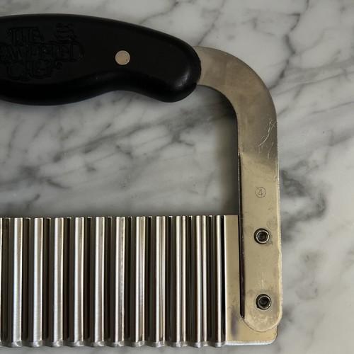 Cortador de arrugas PAMPERED CHEF #1063 con protector de plástico - Imagen 6 de 9