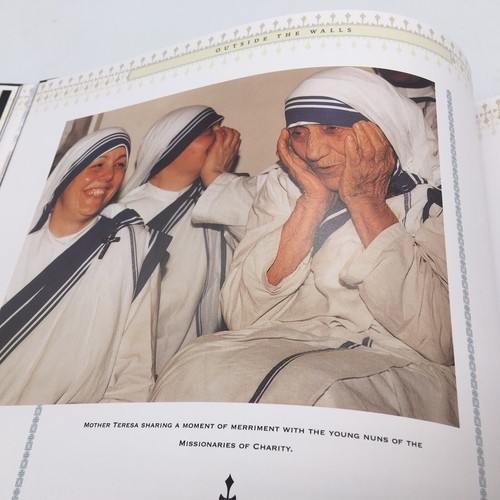 Mother Teresa 1910-1997 A Pictorial Biography HC Coffee Table Book Joanna Hurley - Picture 15 of 16