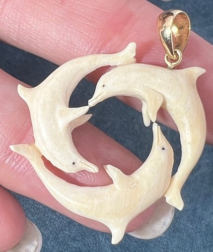 Ciondolo cerchio delfino in legno alla deriva intagliato in oro 10 kt. 1,3" - Foto 4 di 12