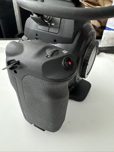 Canon EOS C100 Cinema Camera - Picture 4 of 11