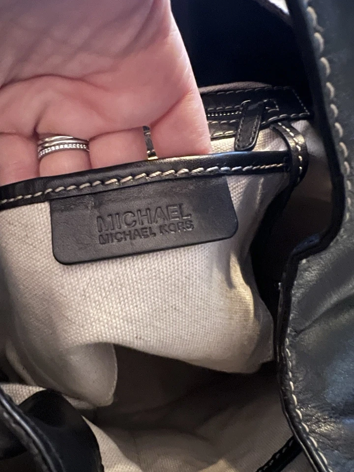 Bolso de hombro Michael Kors Astor Hobo de cuero negro con tachuelas Foto 2 de 4