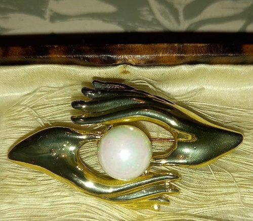 Brooch Faux Pearl Hands Crystal Ball White Pinky Pearl Vintage Style Fab Glam - Picture 14 of 21