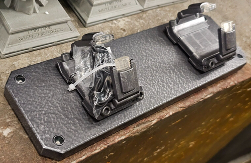 NEU Star Wars Lichtschwert Griff Display Ständer Galaxy's Edge Disney interaktiv NEU - Bild 1 von 2