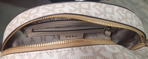 DKNY Umhängetasche hellbraun Logo Buchstaben schwarz Akzente verstellbarer Riemen - Bild 6 von 15