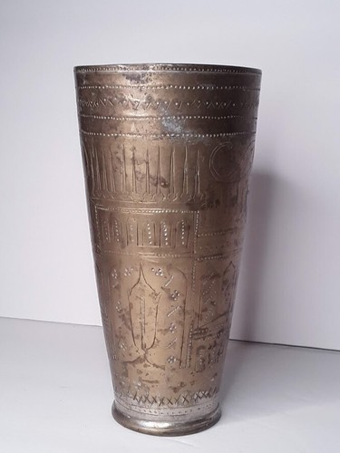 Group of four antique Indian hand chased bronze and tinned Lassie cups - Picture 5 of 19