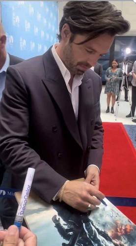 Vengadores Sebastian Stan Firmado Bucky Barns Funko Pop #418 Certificado de Autenticidad Foto de Prueba - Imagen 2 de 15