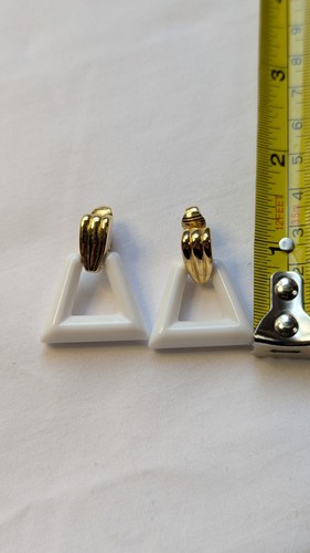Set girocollo e orecchini clip vintage Trifari tono bianco lucite e oro - Foto 3 di 11