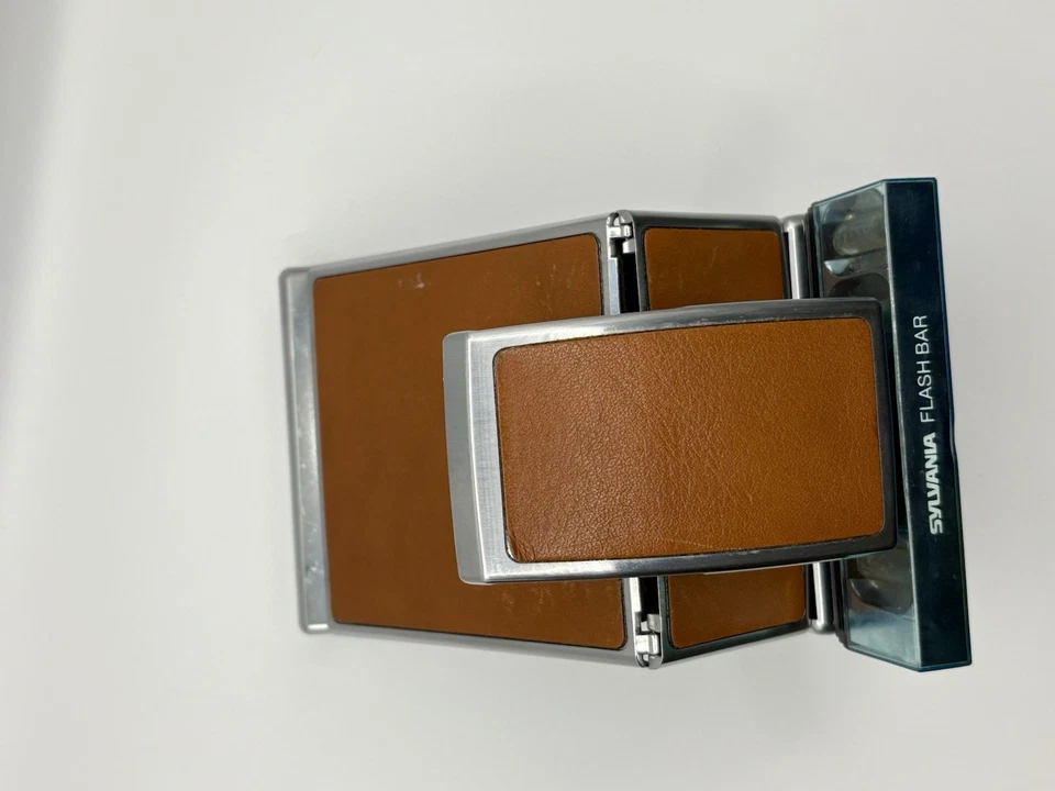 Cámara terrestre Polaroid SX 70 renovada con estuche y accesorios Foto 3 de 4