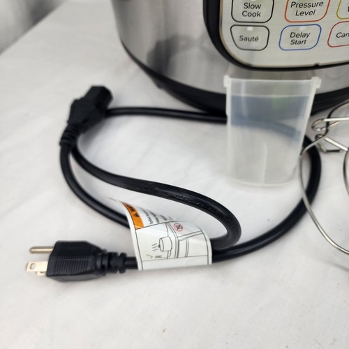 Instapot Duo 60 V3 6 Quart Multi-use pressure cooker 7-in-1 Serves up to 6 - Picture 5 of 19