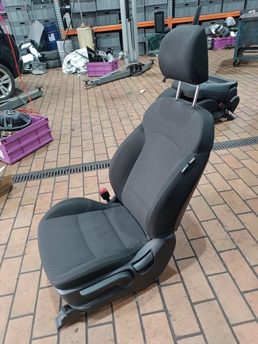 Asiento conductor delantero izquierdo original Kia Carens IV 4 tela térmica antracita - Imagen 5 de 8
