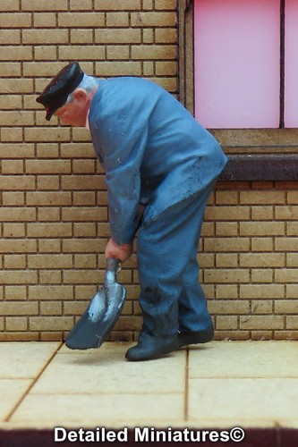 DETAILED MINIATURES DM399 PAINTED O GAUGE 1/43RD FIGURE - FIREMAN & SHORT SHOVEL - Picture 3 of 6